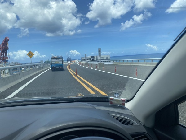 車内から見る沖縄の風景
